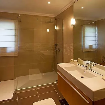 Villa Sleeps 10 Pool Wifi Lagos